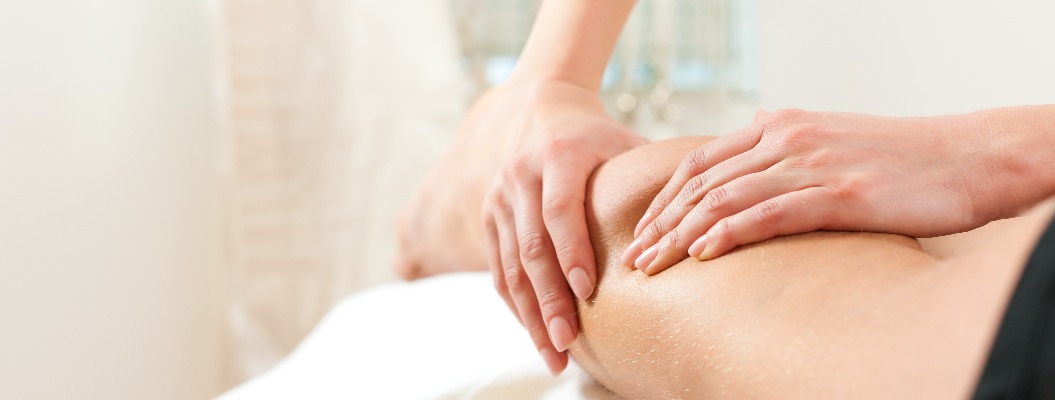 Patient bei der Physiotherapie - Massage