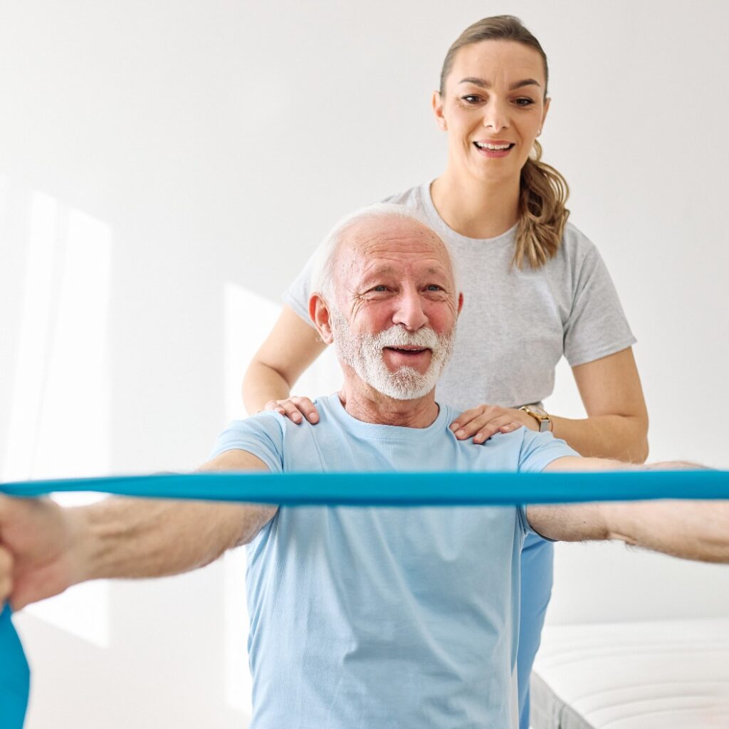 Therapeut, älterer Mann, Bewegung, trainieren, Patient, körperlich, Frau, Mädchen, Therapie, Pflege, Krankenschwester, Genesung, Physiotherapie, Fitness, Dehnung, Dehnband, ältere Menschen, Unterstützung, Training