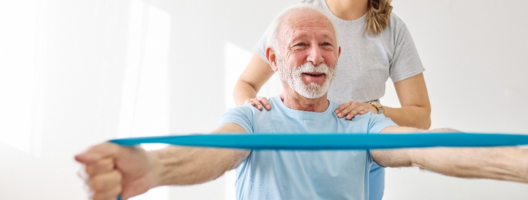 Therapeut, älterer Mann, Bewegung, trainieren, Patient, körperlich, Frau, Mädchen, Therapie, Pflege, Krankenschwester, Genesung, Physiotherapie, Fitness, Dehnung, Dehnband, ältere Menschen, Unterstützung, Training